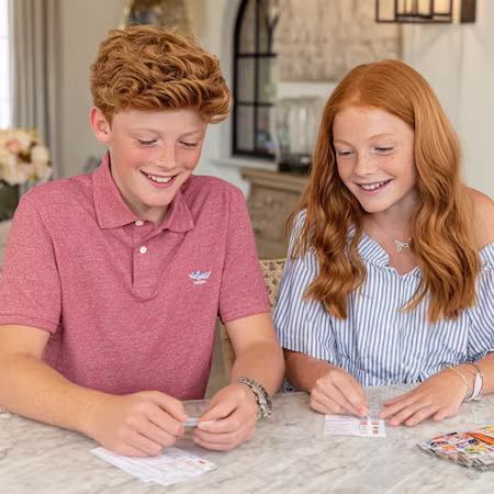 hermano y hermana haciéndose una prueba de ADN