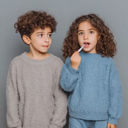 hermanos haciéndose una prueba de ADN