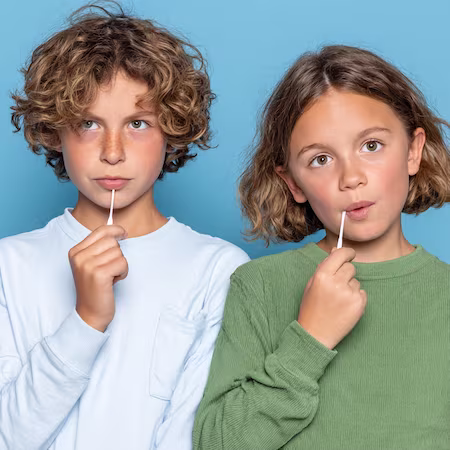 Una hermana y un hermano se hacen una prueba de ADN